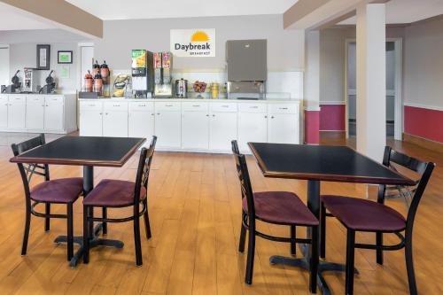 Alimentos e Bebidas, Days Inn by Wyndham College Station University Drive in Estação College (TX)
