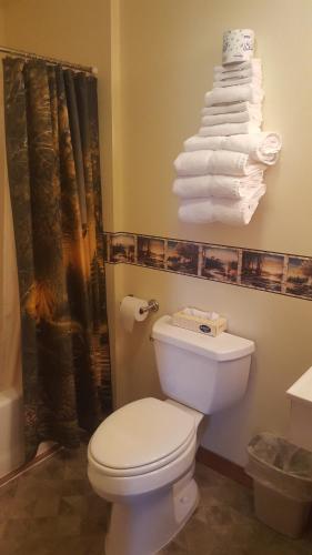Bathroom, Longliner Lodge and Suites in Sitka (AK)