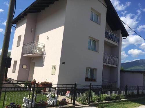  Rooms Age in Korenica