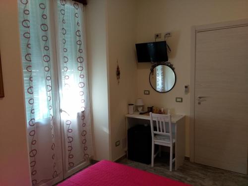 Single Room image 6