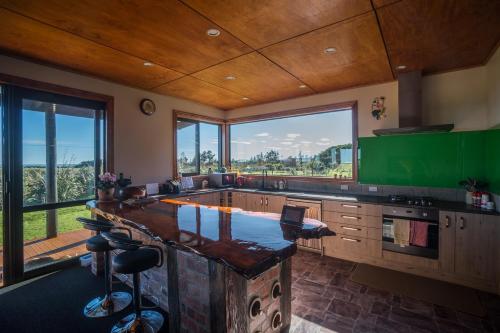 virtuve, Koru Beachfront Holiday Cabins & Hot Tub in Barrytown