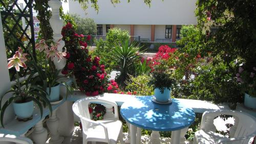 Kert, Sandalis Hotel in Pythagoreio