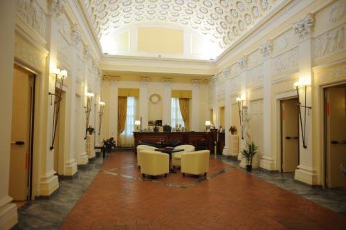 Előcsarnok, Hotel California near Akadémiai Képtár