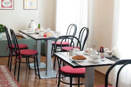 餐廳, 加德尼亞酒店 (Hotel Gardenia) in 弗利市中心