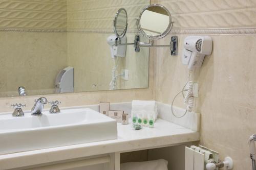 Standard Double or Twin Room with Garden View image 2