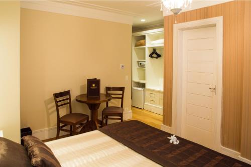 Standard Double or Twin Room with Garden View image 4