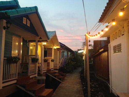 Sesun Amphawa Set in a prime location of Amphawa (Samut Songkhram), Sesun Amphawa puts everything the city has to offer just outside your doorstep. Featuring a satisfying list of amenities, guests will find their 