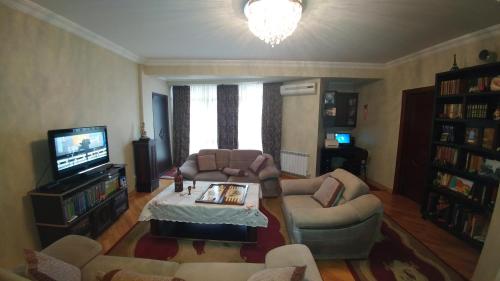 1 queen bed, 1 sofa bed