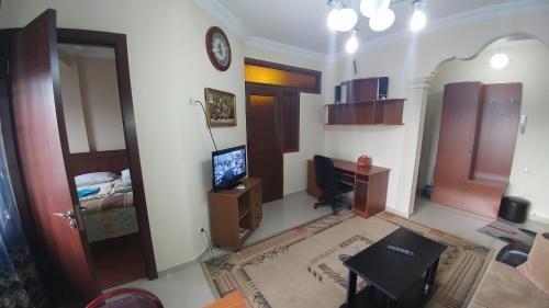 1 queen bed, 1 sofa bed