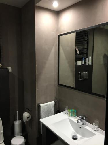 Athina Airport Hotel - image 12