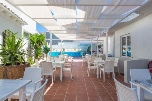 Restaurant, Castello Bianco Aparthotel in Crete Island