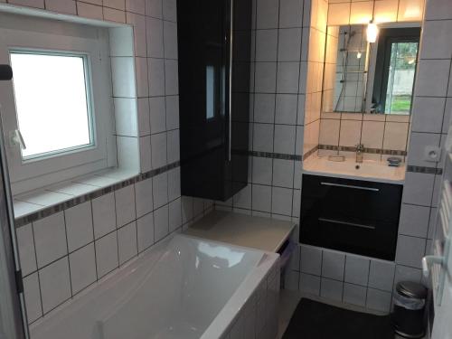 Fürdőszoba, Le Cèdre Bleu (Le Cedre Bleu) in Rochefort