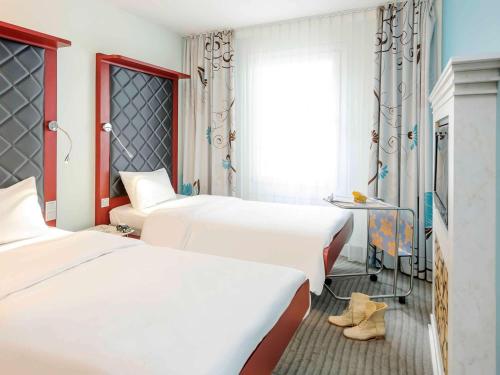 Standard Twin Room image 1