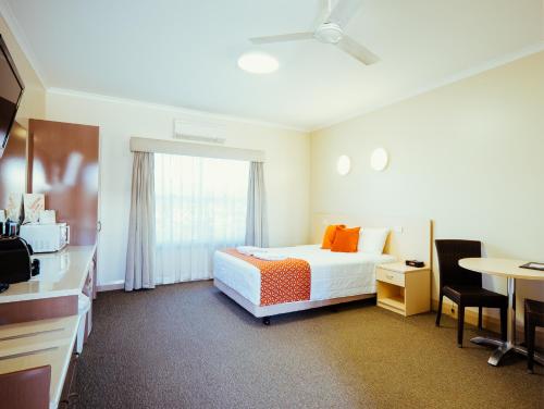 Club Motor Inn Room Type - Deluxe Queen Room