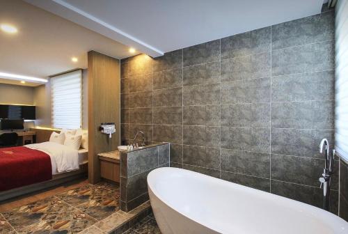 뉴요커 호텔 (No.1 New Yorker Hotel) in 진주