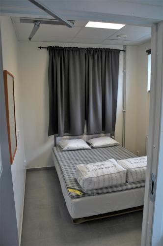 Budget Twin Room with Shared Bathroom