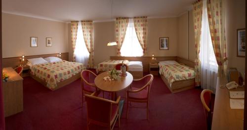 1 queen bed, 2 twin beds