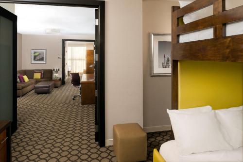 1 king bed, 1 double bed