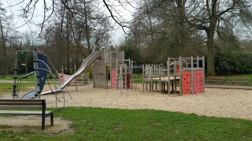 สนามเด็กเล่น, Ferienwohnung Parkblick in ซอลเทา