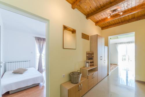 Crowonder Sun&Fun Apartments with pool - image 11