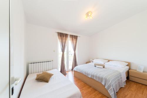 Crowonder Sun&Fun Apartments with pool - image 5