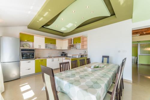 Crowonder Sun&Fun Holiday House with Large Swimming Pool Playroom and Garden - image 3