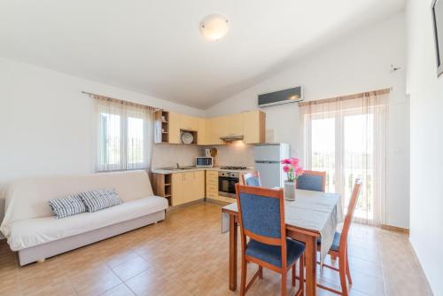 Crowonder Sun&Fun Apartments with pool - image 8