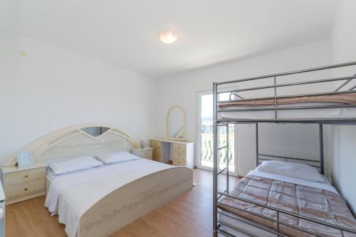 Crowonder Sun&Fun Apartments with pool - image 12