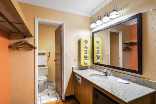 Motel 6-Libertyville, IL Stop at Motel 6 Libertyville to discover the wonders of Libertyville (IL). The hotel offers a wide range of amenities and perks to ensure you have a great time. Service-minded staff will welcome and g