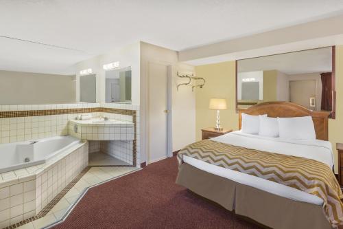 Travelodge by Wyndham Reno - image 12