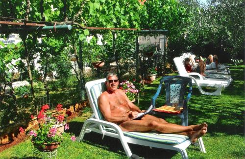 Large apartment for 6 person with new pool and spacious garden including WiFi