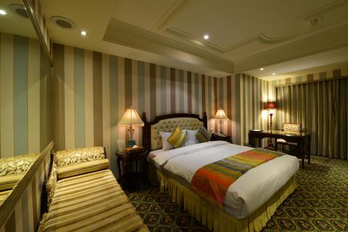 Deluxe Double Room image 10