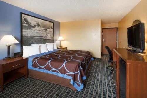 Super 8 by Wyndham Janesville