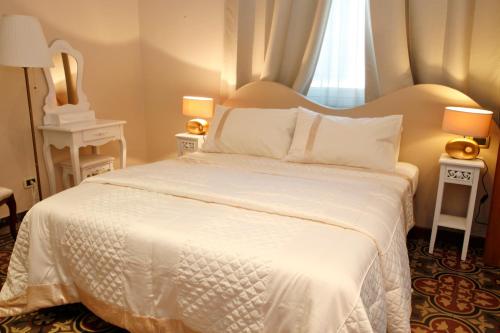 1 queen bed, 3 twin beds