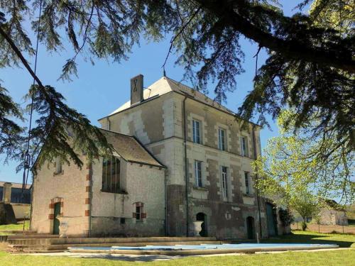 Majestic villa in Cussay with swimming pool gîte à louer Cussay