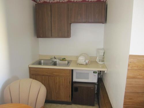 Pinecrest Motel