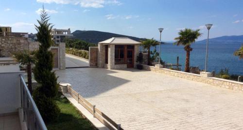 White Residence Apartament - image 7