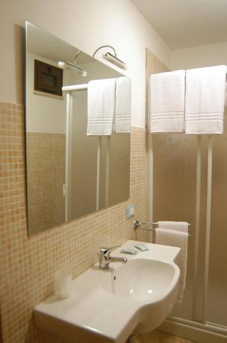 One-Bedroom Apartment image 5