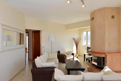 Elia Selinou - image 13