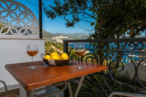 Triple Room with Sea View and Balcony