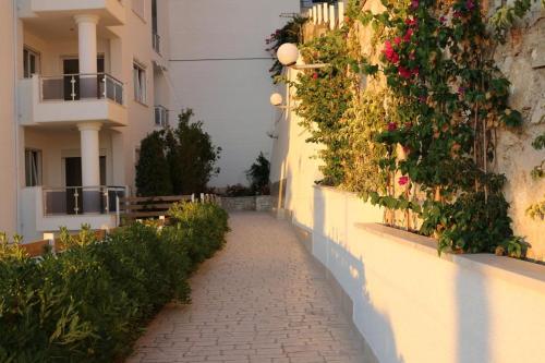 White Residence Apartament - image 4