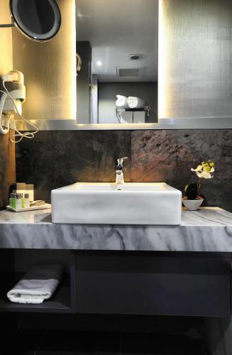 Akoni Hotel - image 12