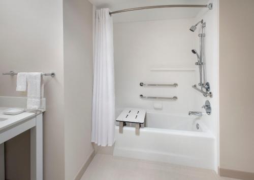 King Room with Bath Tub - Disability Access