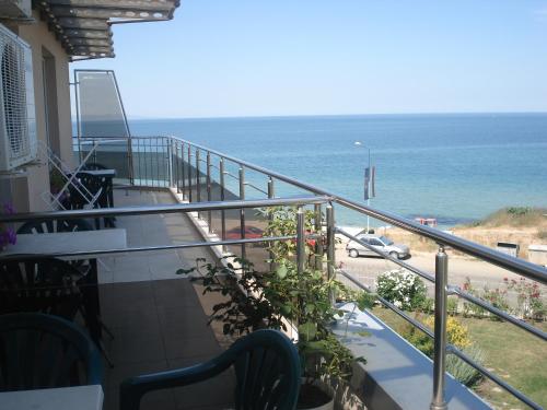 One-Bedroom Apartment with Sea View image 5