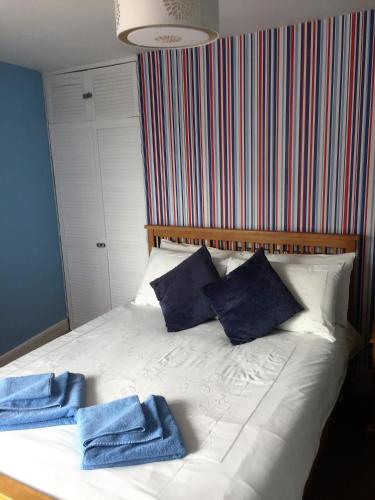 1 double bed, 2 twin beds