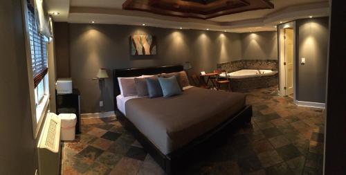 Suite with Hot Tub(All guests must be 21 years or older to stay in this room)