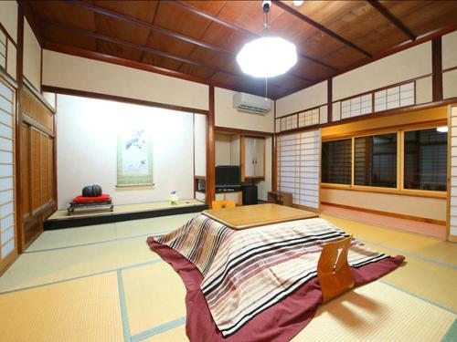 Kamei no Yu Set in a prime location of Nagano, Kamei no Yu puts everything the city has to offer just outside your doorstep. The property has everything you need for a comfortable stay. Service-minded staff will 