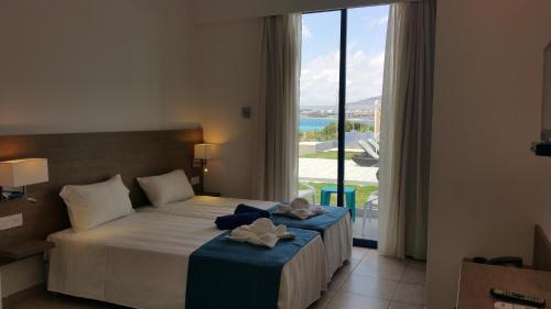 Suite with Sea and Pool View image 8
