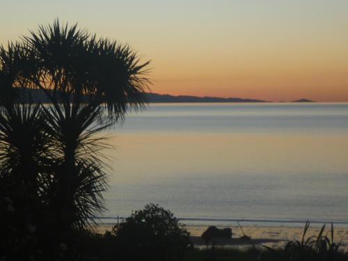 . Pohutukawa Coast BnB