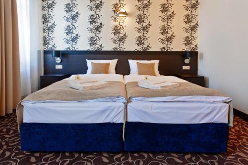 2 twin beds